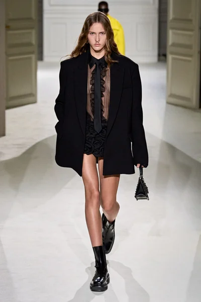 Look 16